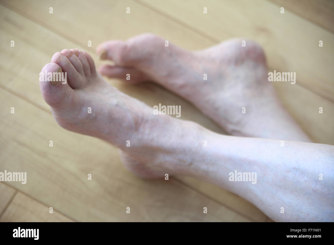 Man sur marbre avec une jambe sur l'autre Banque D'Images