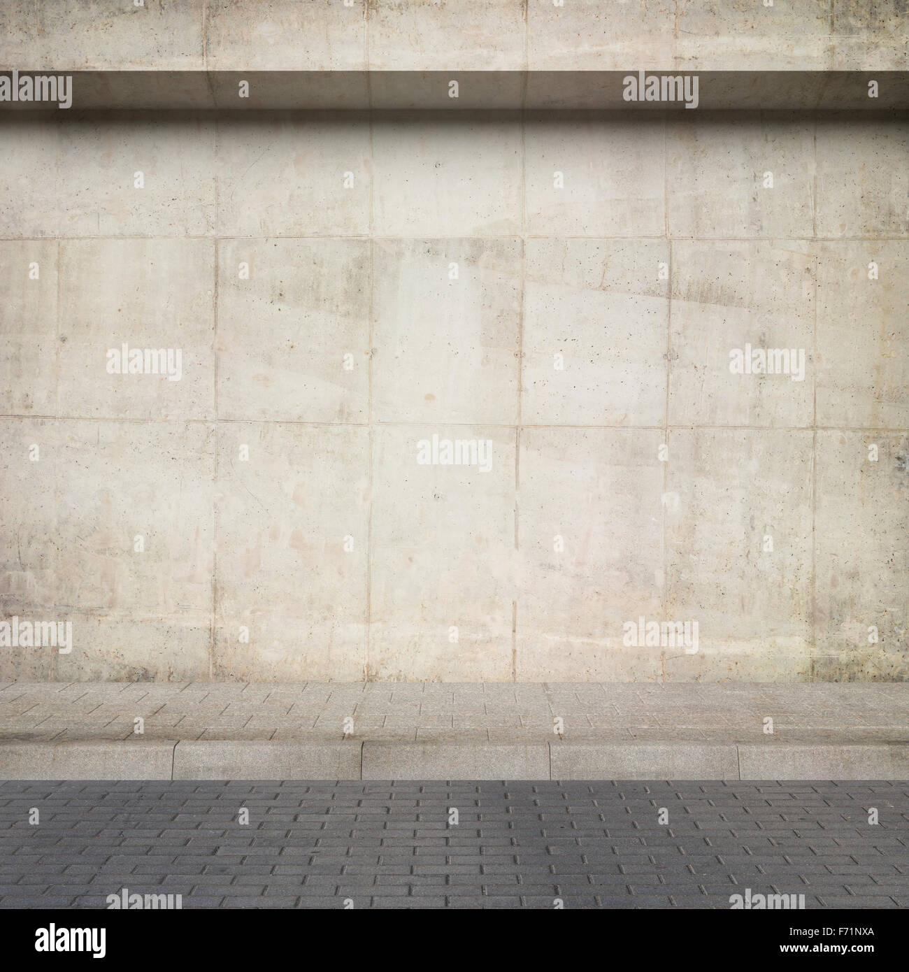 Contexte urbain. Mur de béton obsolète et de la chaussée. Banque D'Images
