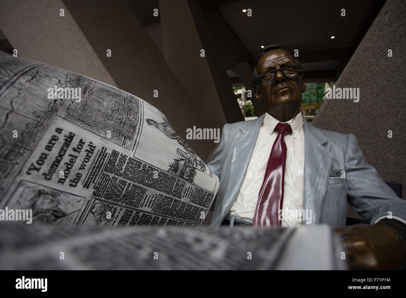 Man reading newspaper statue Sydney John Seward Johnson Banque D'Images