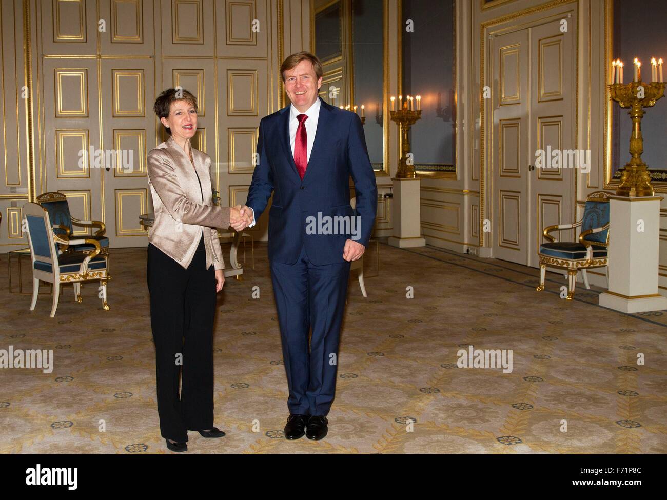 Roi néerlandais Willem-Alexander reçoit le président de la Confédération suisse, Simonetta Sommaruga, au Palais Noordeinde, 23 novembre 2015 à La Haye. Photo : Albert Philip van der Werf/pre/ - AUCUN FIL SERVICE - Banque D'Images