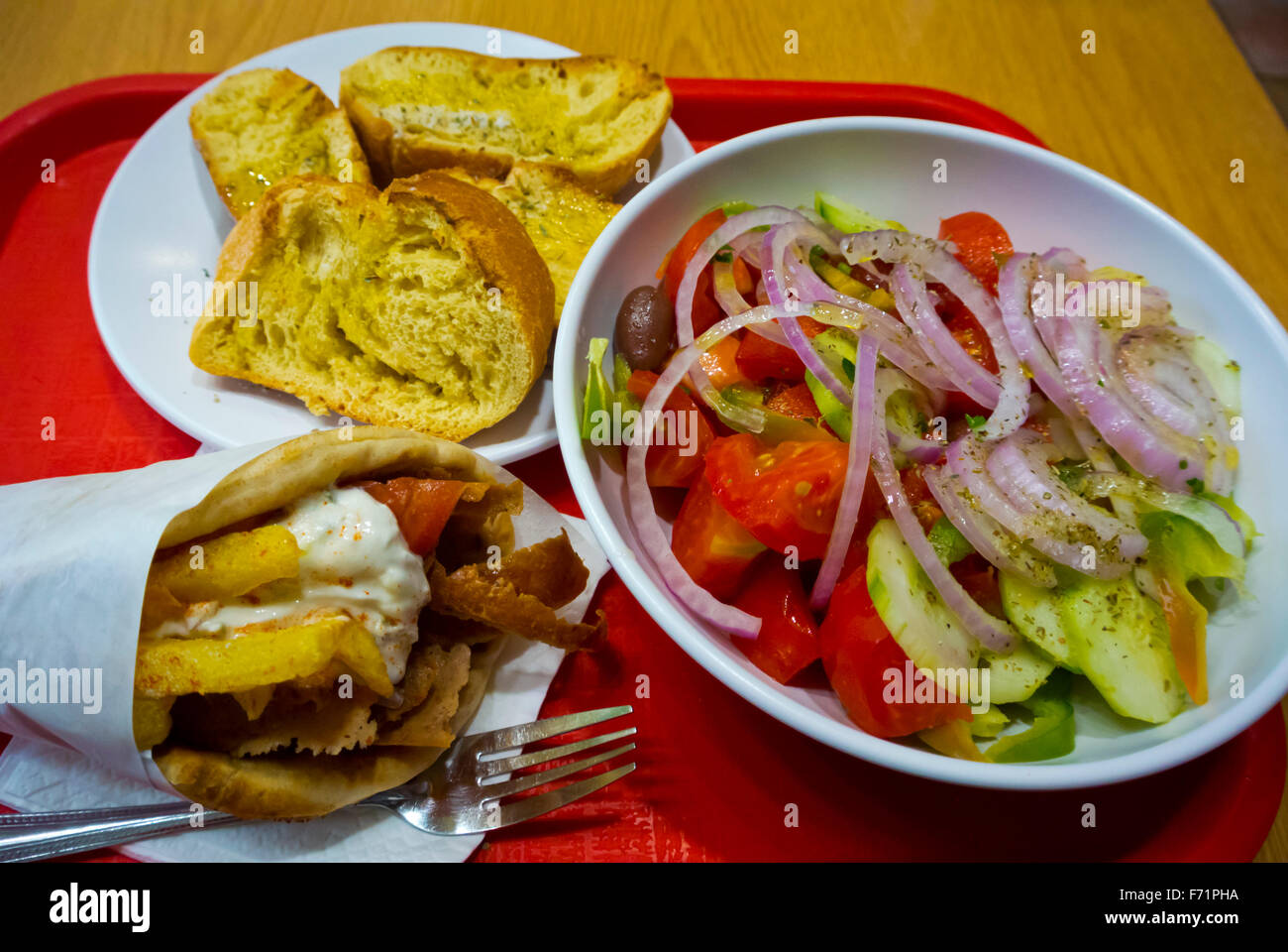 Pita gyros, salade, pain, fast-food, Athènes, Grèce Banque D'Images