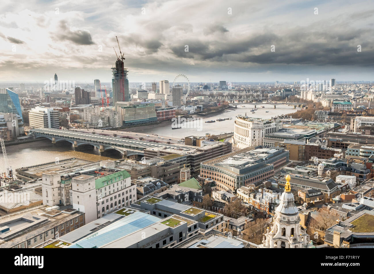 La vue de la Cathédrale St Paul à l'ouest à travers Londres sur la Tamise, y compris Londres et ciel d'orage. Banque D'Images
