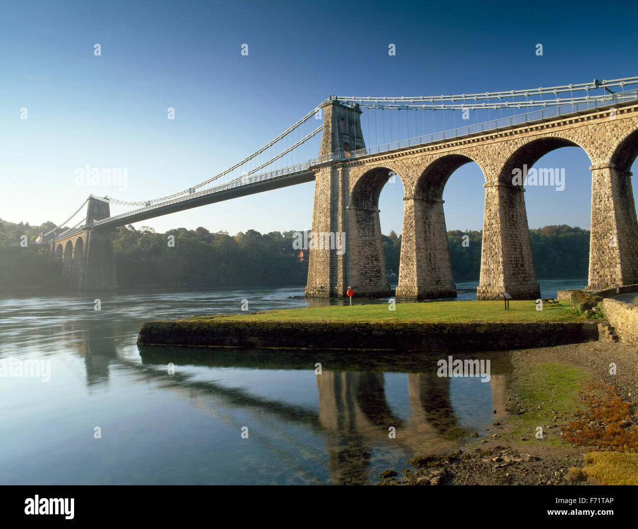 Le Pont Suspendu de Menai, du niveau de la mer sur la côte d'Anglesey au continent. Menai Bridge, Anglesey, au nord du Pays de Galles, Royaume-Uni Banque D'Images