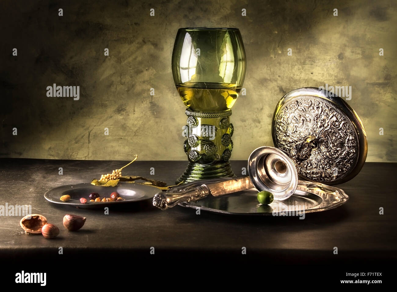 La vie encore la composition avec Roemer tazza en verre et en argent Banque D'Images