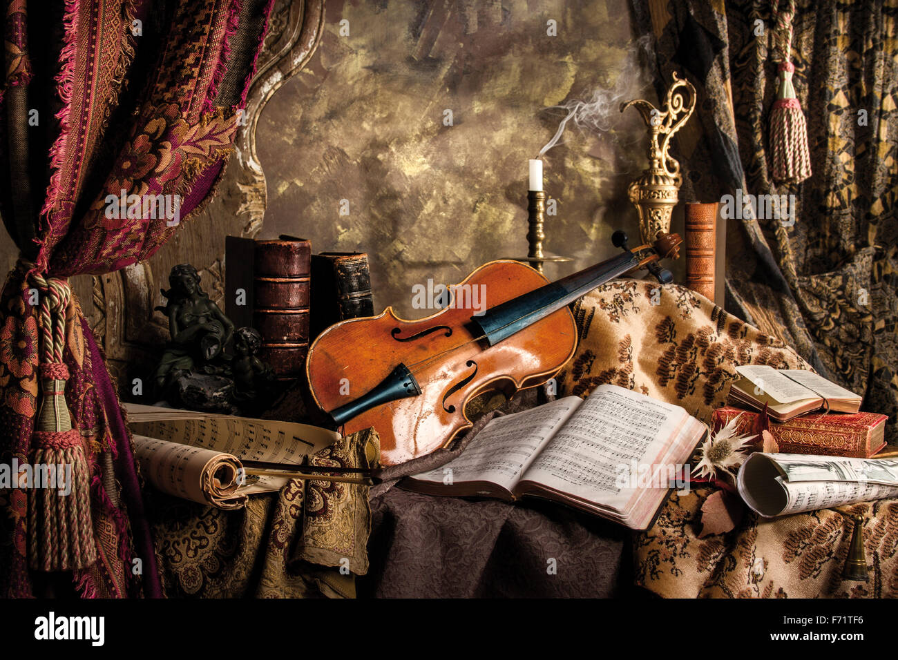 Le silence - still life with broken composition et violon partitions Banque D'Images