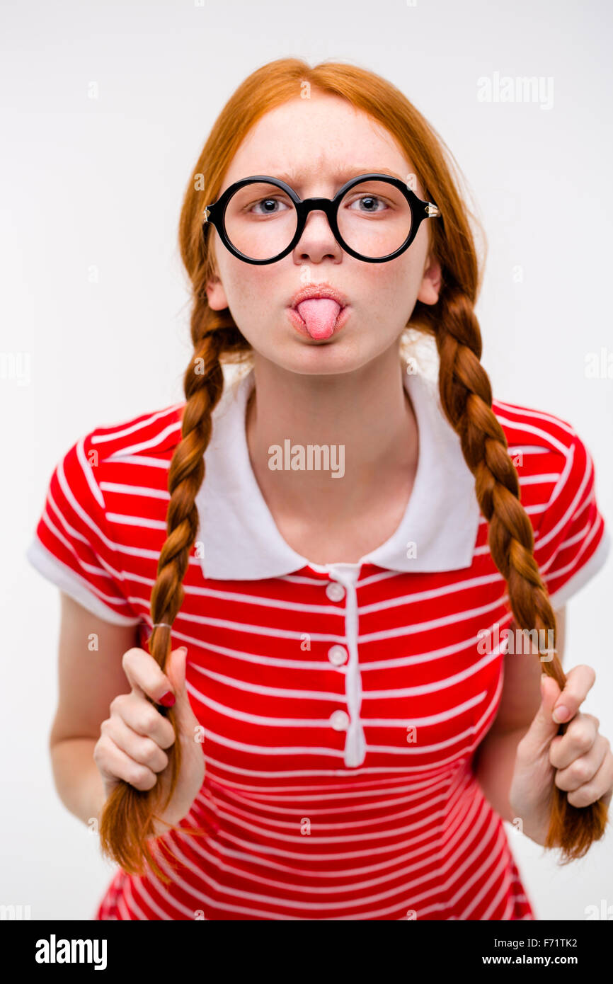 Téléchargement gratuit Images Redhead Funny Drole Fille Avec Deux Tresses En T Shirt A Rayures le plus cool salutations