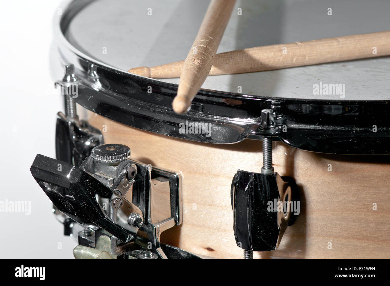 Caisse claire avec des bâtons Banque D'Images