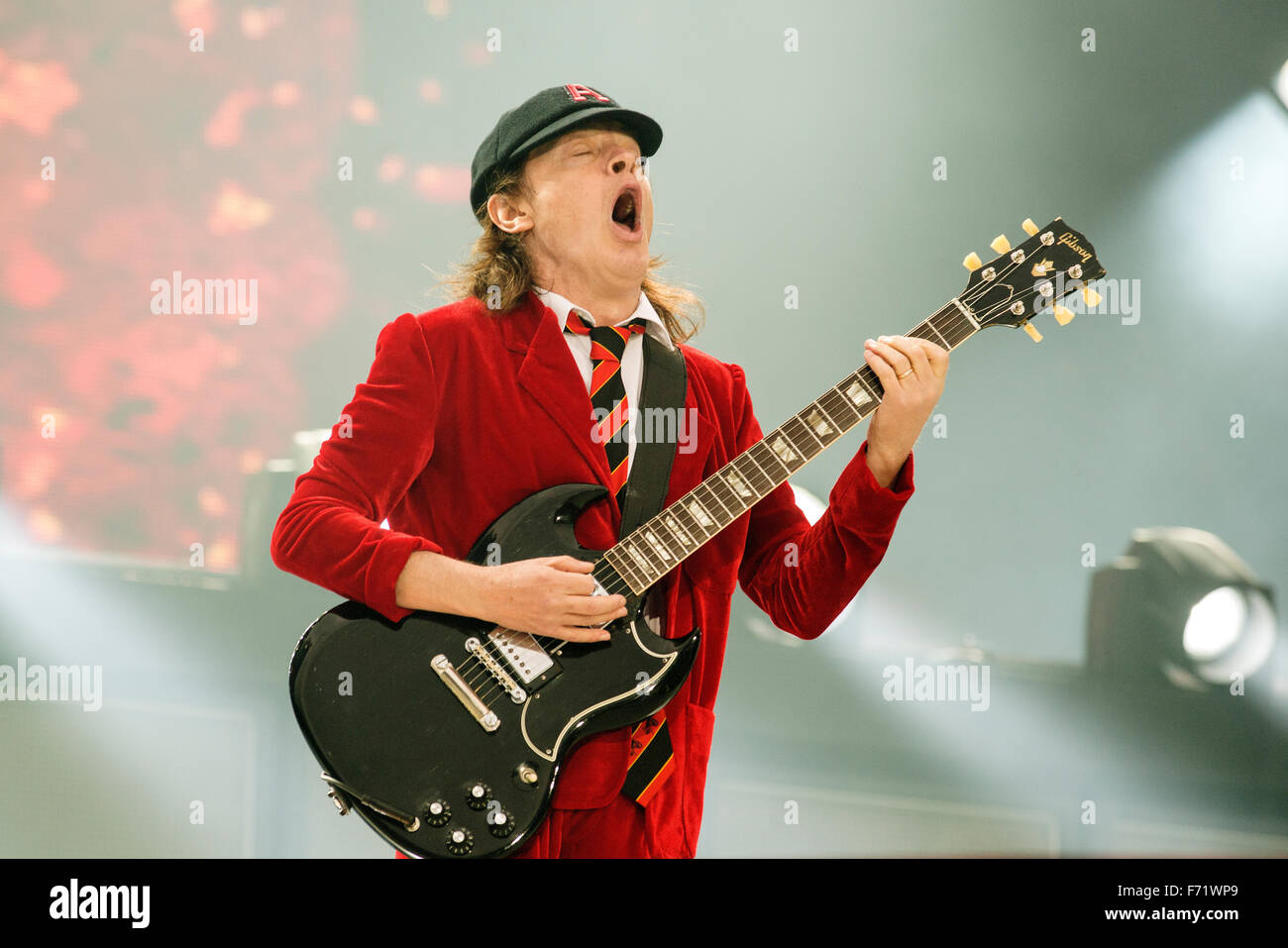 Musicien de Angus Young AC/DC fonctionne à Hampden Park National Stadium le 28 juin 2015 à Glasgow, Royaume-Uni Banque D'Images