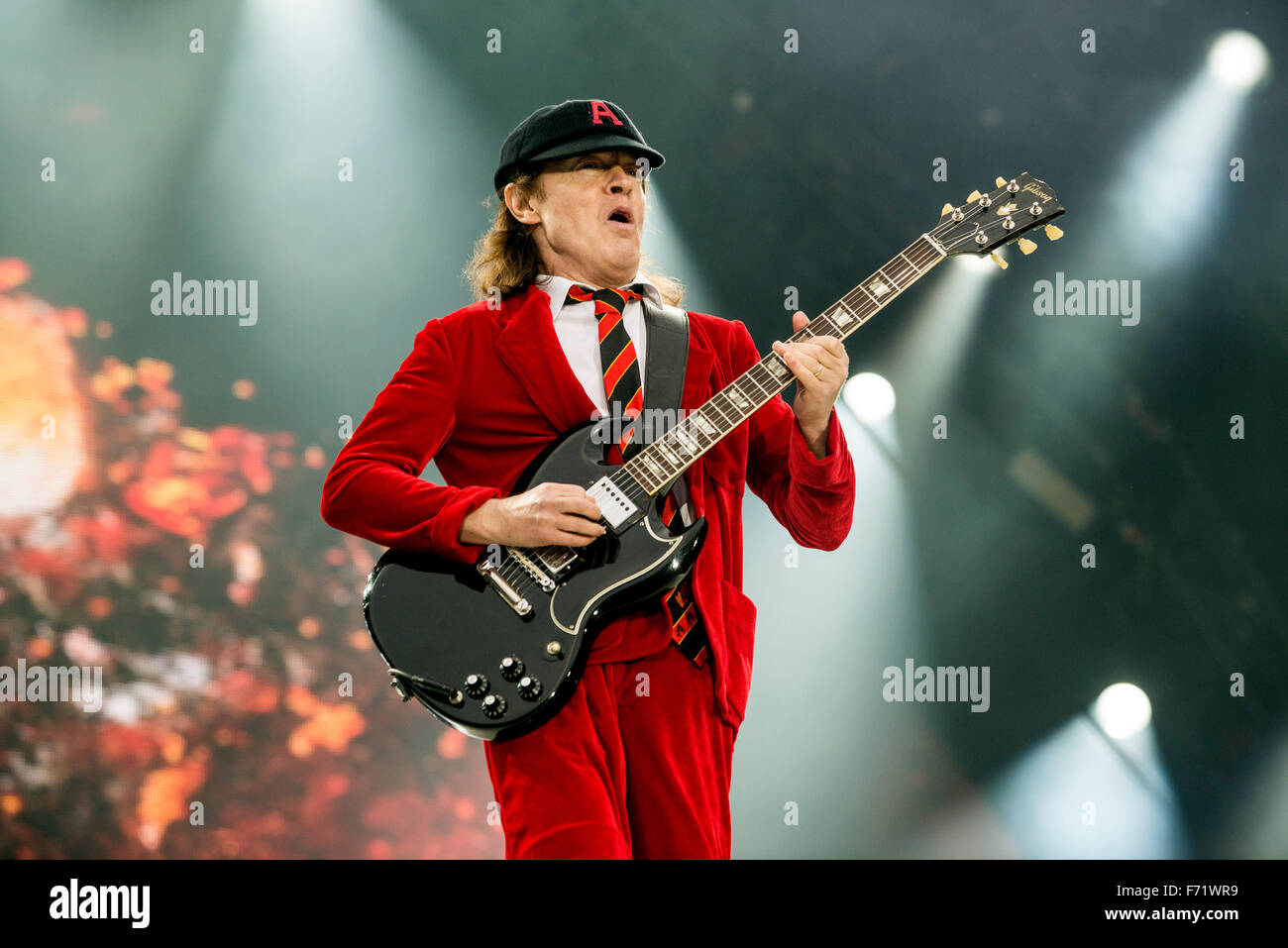 Musicien de Angus Young AC/DC fonctionne à Hampden Park National Stadium le 28 juin 2015 à Glasgow, Royaume-Uni Banque D'Images