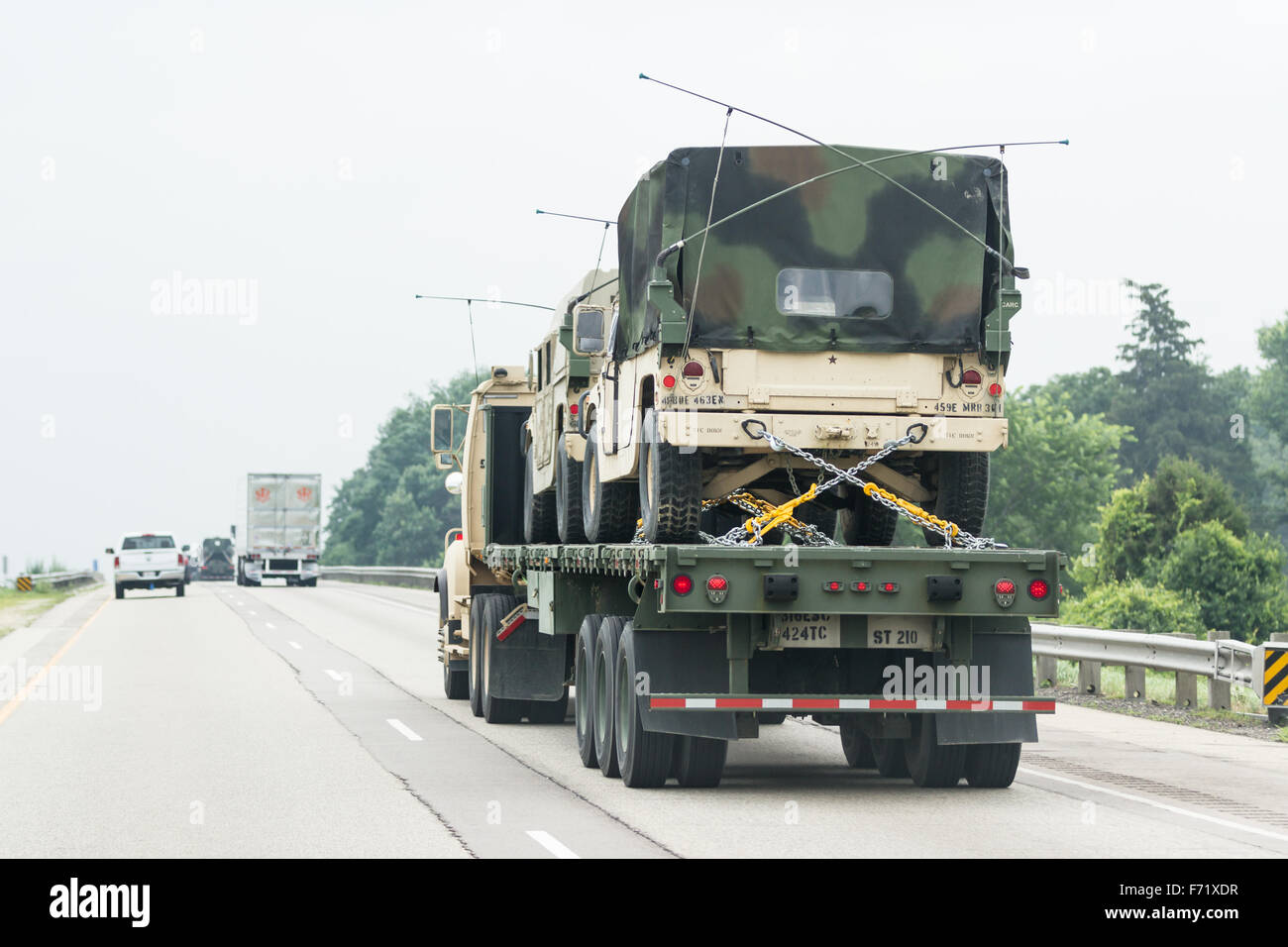 L'autoroute 90/94, Wisconsin - Juillet 07 : véhicules militaires à déménager d'une base à l'autre au milieu de la tête de Jade Banque D'Images