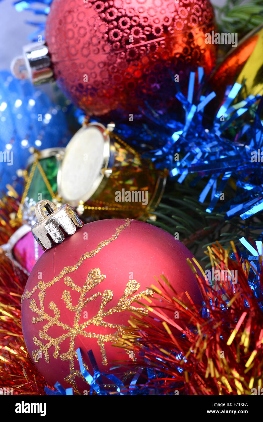 La frontière avec l'ornement de Noël, rouge présent et la neige Banque D'Images