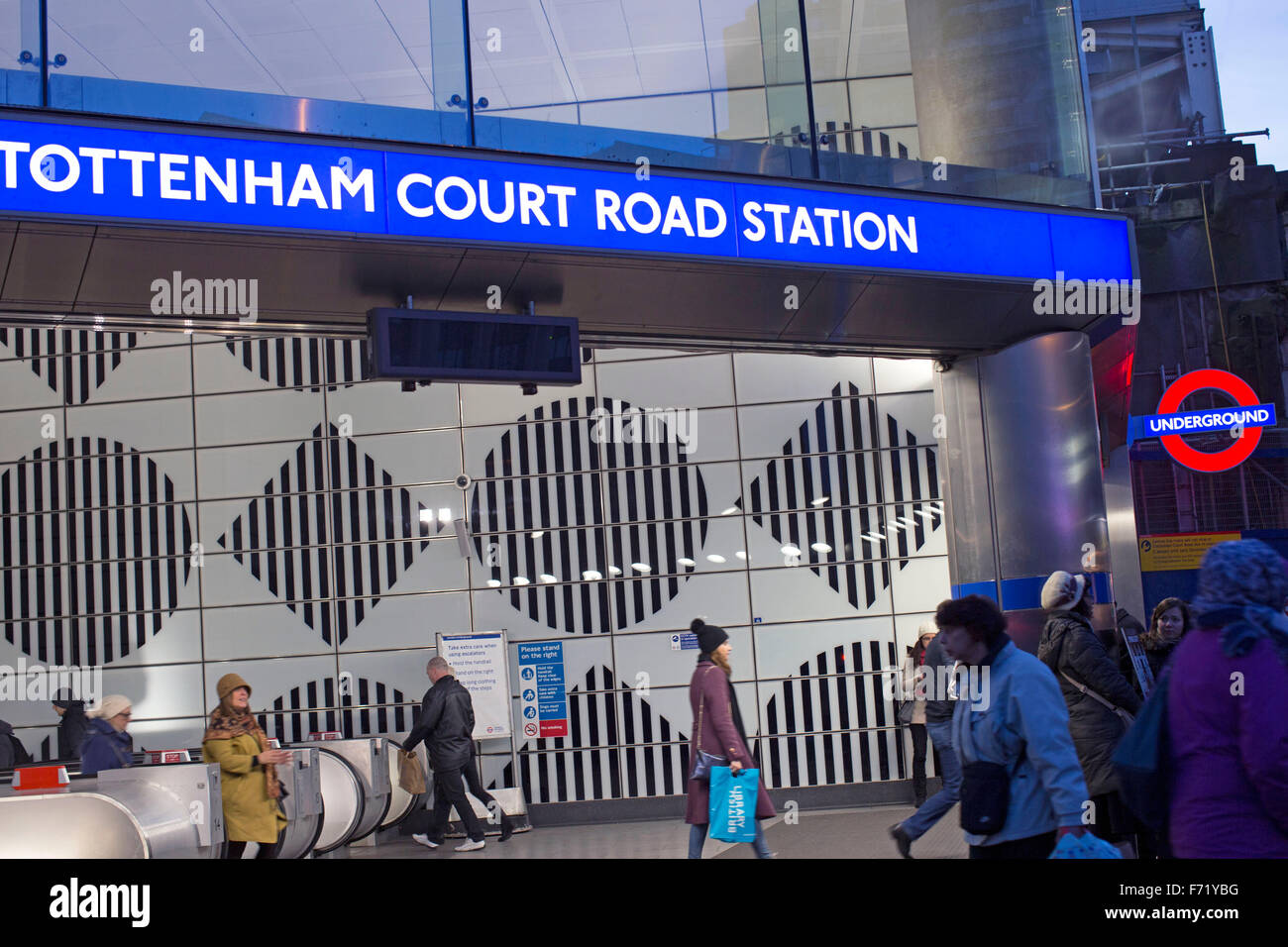 Entrée de la station de métro Tottenham Court Road, Londres Banque D'Images