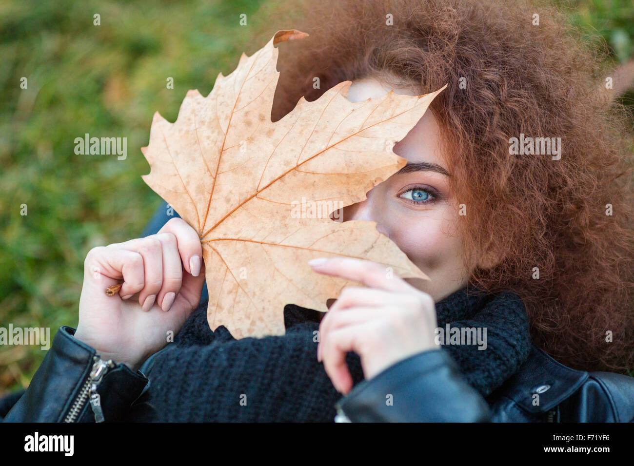 Portrait of a young woman holding congé extérieur jaune Banque D'Images