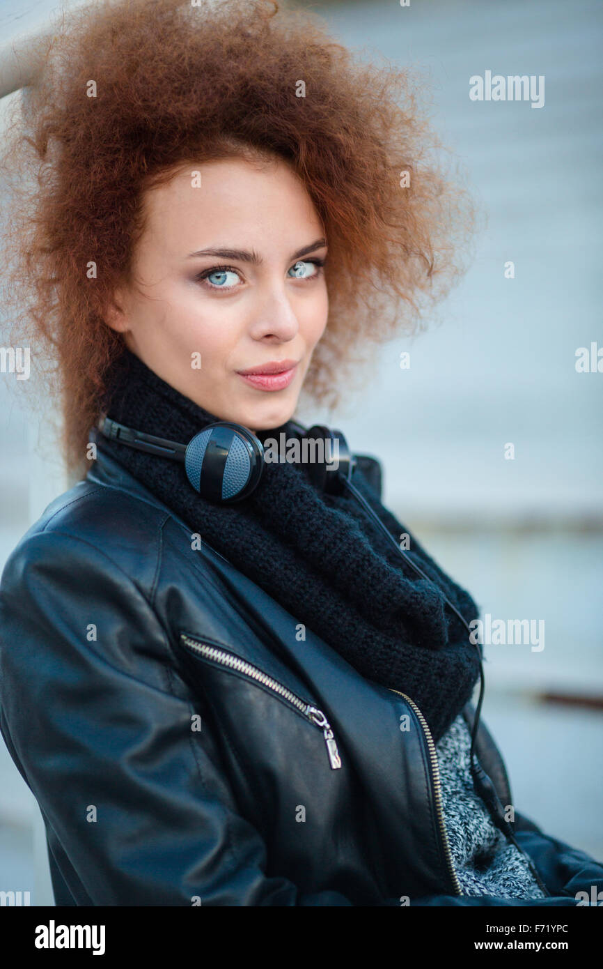 Portrait d'une belle jeune femme aux cheveux bouclés looking at camera Banque D'Images