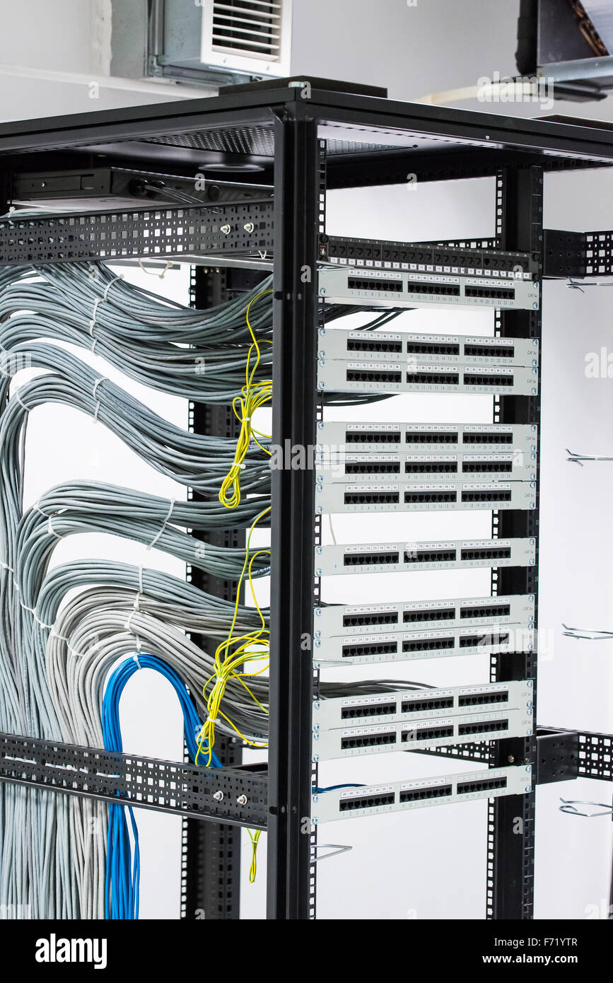 Le cabinet avec le panneau de brassage RJ45 emplacements vides. Banque D'Images