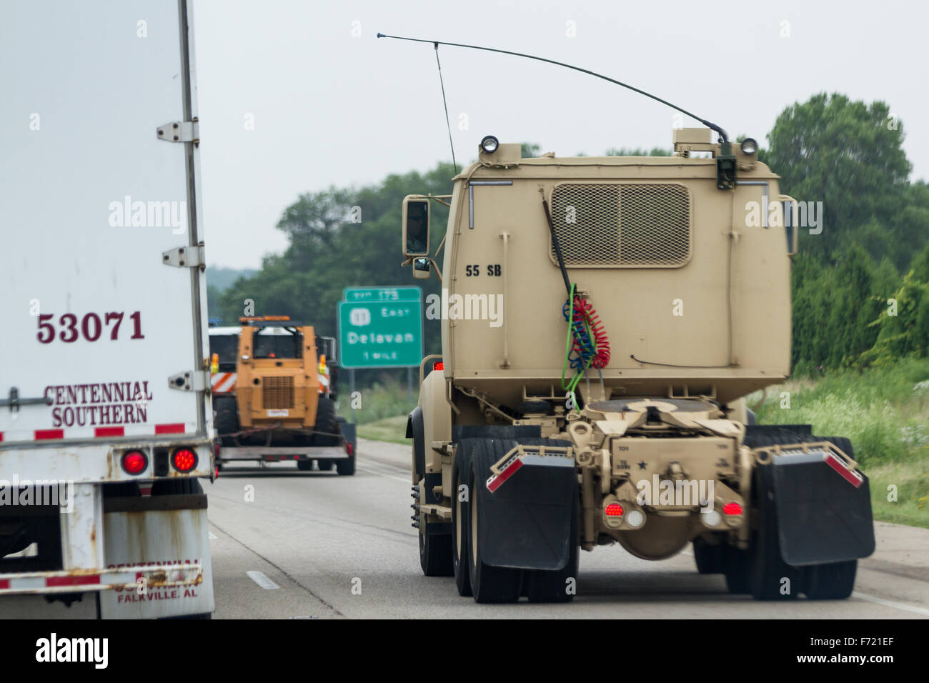 L'autoroute 90/94, Wisconsin - Juillet 07 : véhicules militaires à déménager d'une base à l'autre au milieu de la tête de Jade Banque D'Images