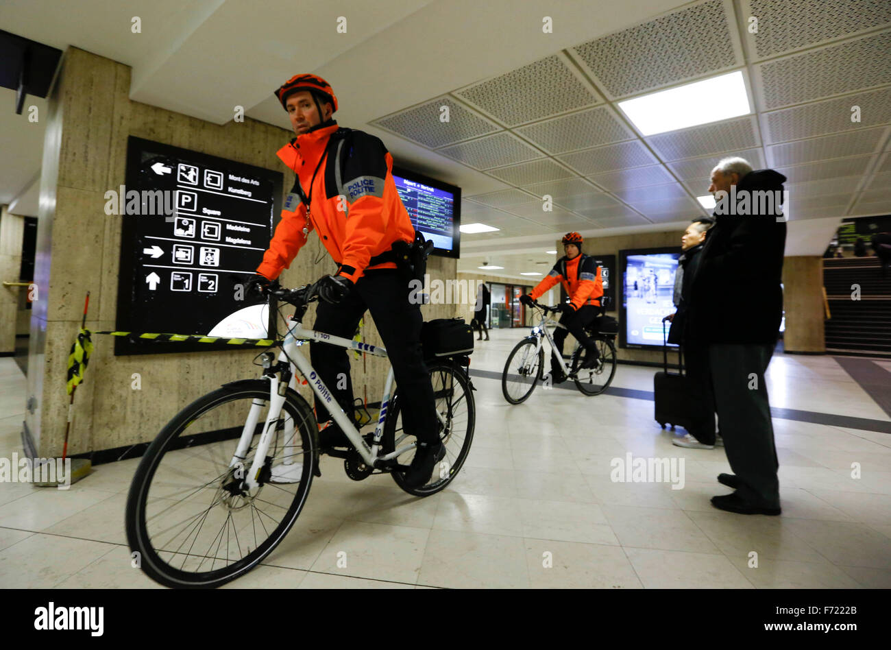 Bruxelles, Belgique. 23 Nov, 2015. Les policiers à cheval vélo-patrouille à la Gare Centrale de Bruxelles, au centre-ville de Bruxelles, capitale de la Belgique, le 23 novembre 2015. Bruxelles est le troisième jour de l'isolement cellulaire sous un maximum d'alerte à la terreur, avec les écoles, les centres commerciaux et de transport souterrain fermé. Credit : Ye Pingfan/Xinhua/Alamy Live News Banque D'Images