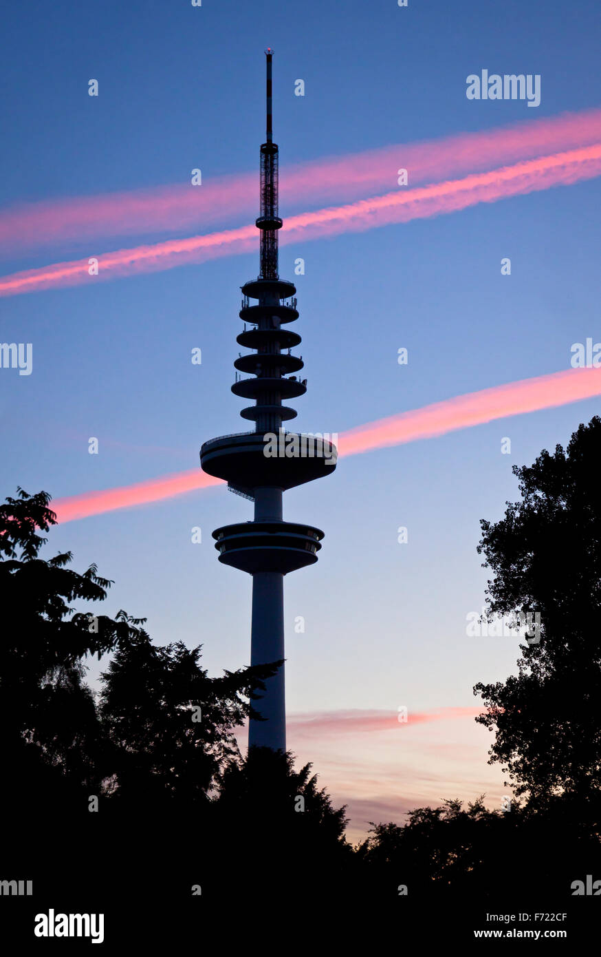 Hambourg, Allemagne - 25 juin 2014 : tour de télévision de Hambourg (Heinrich-Hertz-Turm) après le coucher du soleil. Tour appelée après le physicien allemand, né à Hambourg, Heinrich Hertz est un célèbre monument de Hambourg Banque D'Images