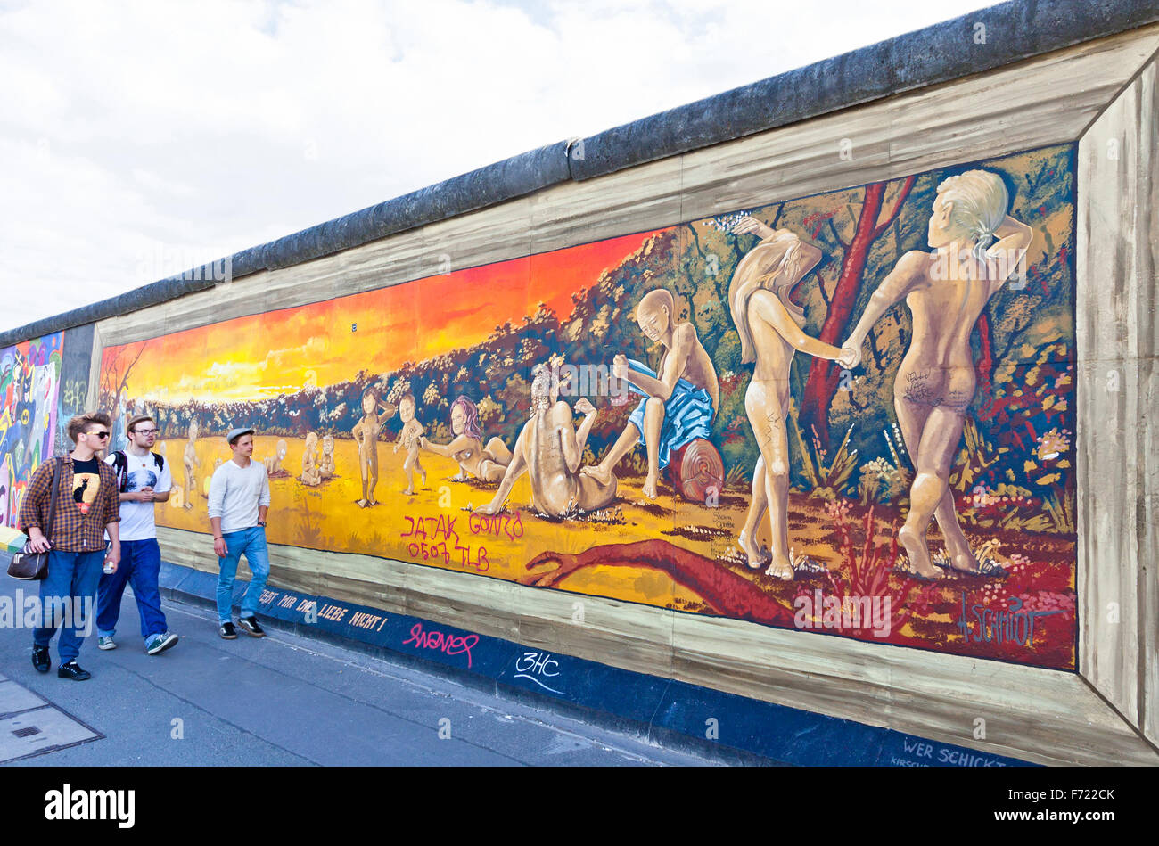 BERLIN, ALLEMAGNE - le 2 juillet 2014 : Fragment d'East Side Gallery à Berlin. C'est un 1,3 km de long d'origine une partie de mur de Berlin qui s'est effondré en 1989 et est maintenant le plus grand monde de l'écriture Graffiti Gallery Banque D'Images