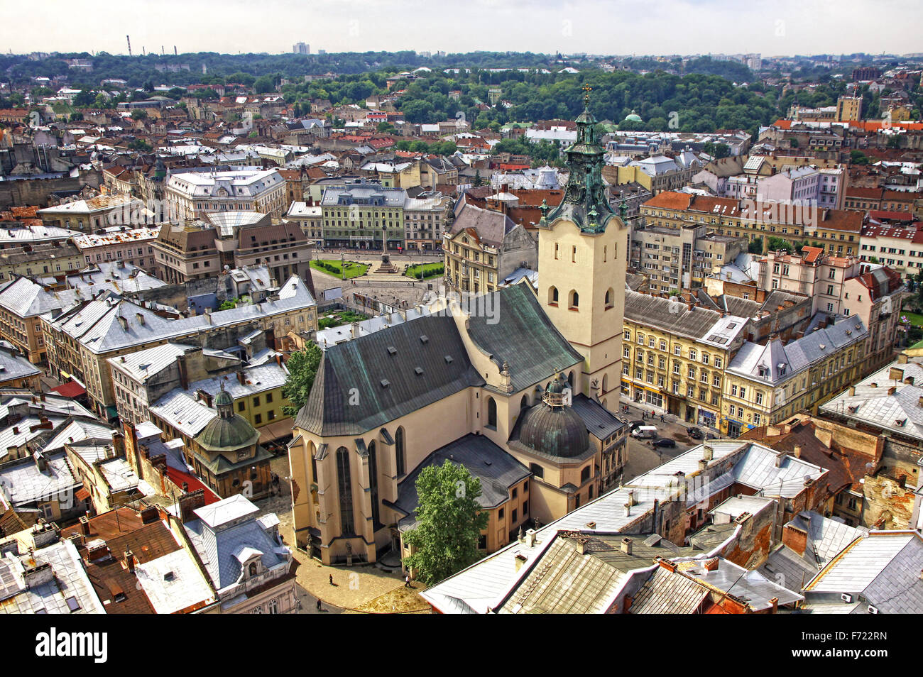 Vue d'oiseau de vieille ville de Lviv avec cathédrale dominicaine dans le centre-ville de Lviv, Ukraine, Banque D'Images