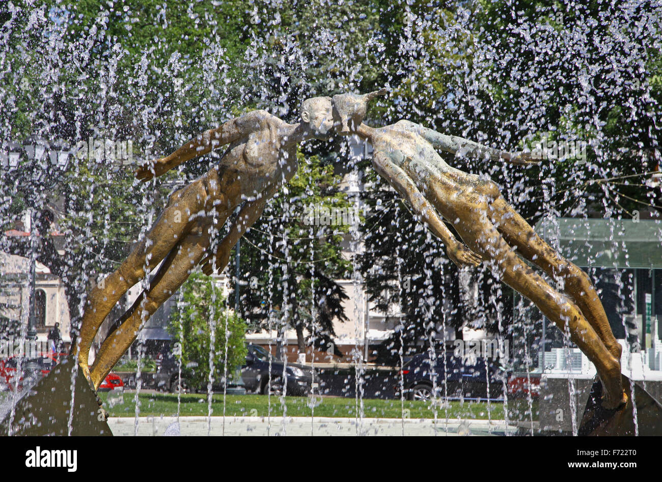 KHARKIV, UKRAINE - le 13 juin 2012 : Monument des amoureux (ou Monument de Kiss) le 13 juin 2012 à Kharkiv, Ukraine. Ouvert en 2003, l'architecte Dmytro Ivanchenko Banque D'Images