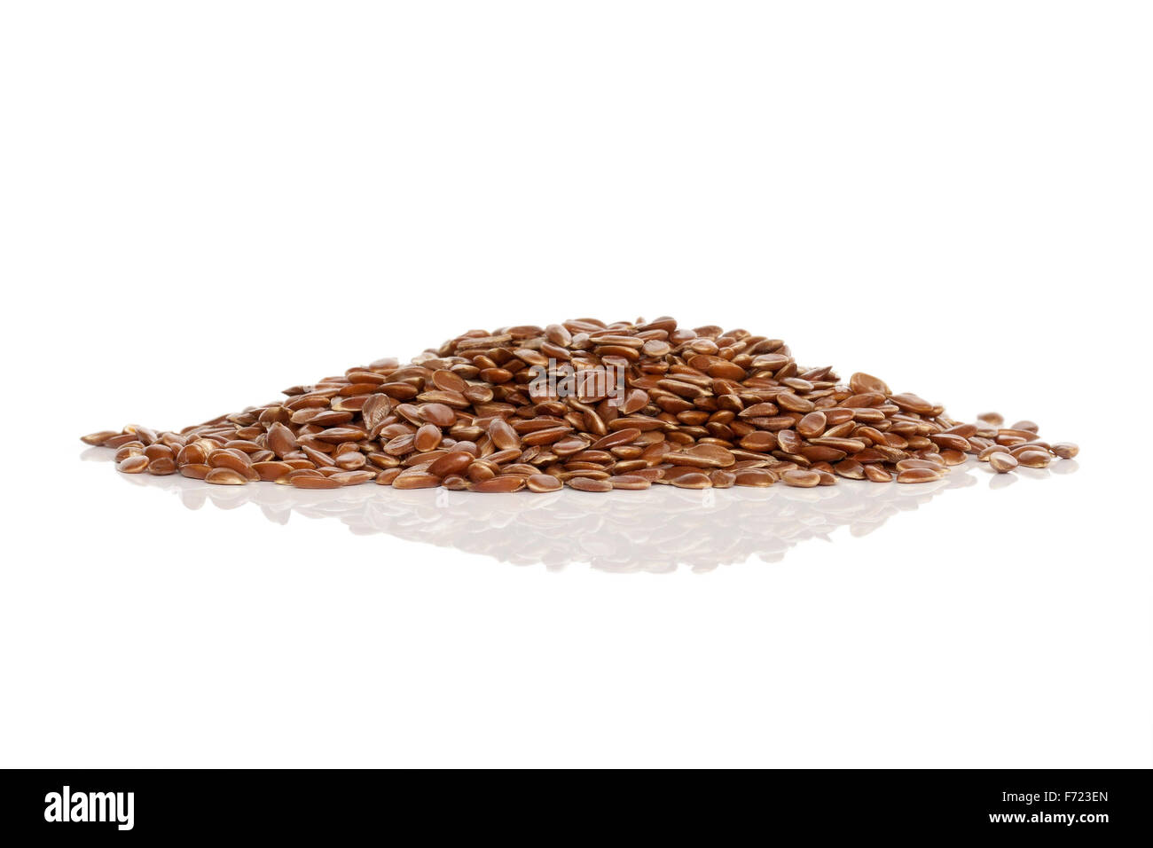 Les Flaxseeds isolé sur fond blanc Banque D'Images