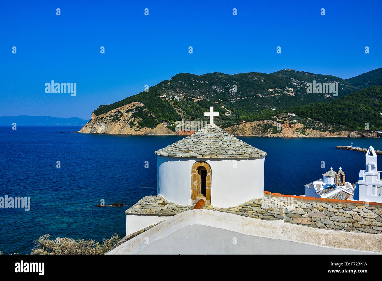 Voir d'églises sur la baie de Skopelos Banque D'Images