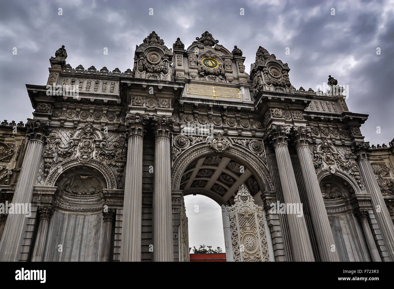 Porte principale de la palais de Dolmabahçe sur un jour nuageux Banque D'Images
