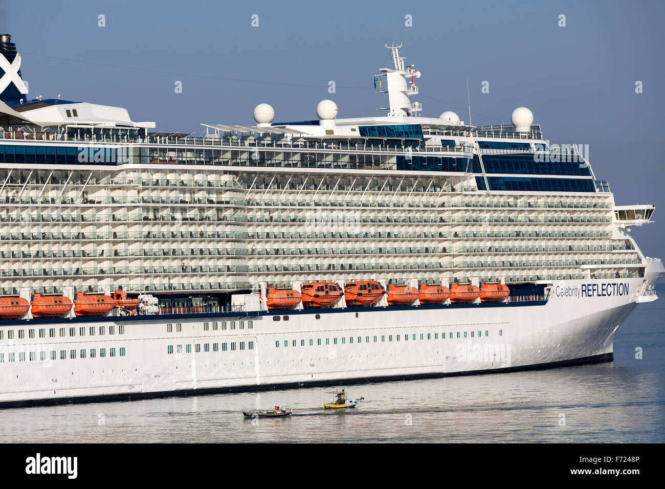 Réflexion Celebrity Cruise est un navire de la classe Solstice avec deux petits bateaux de pêche dans le port de Kusadasi, Aydin, Turquie Banque D'Images