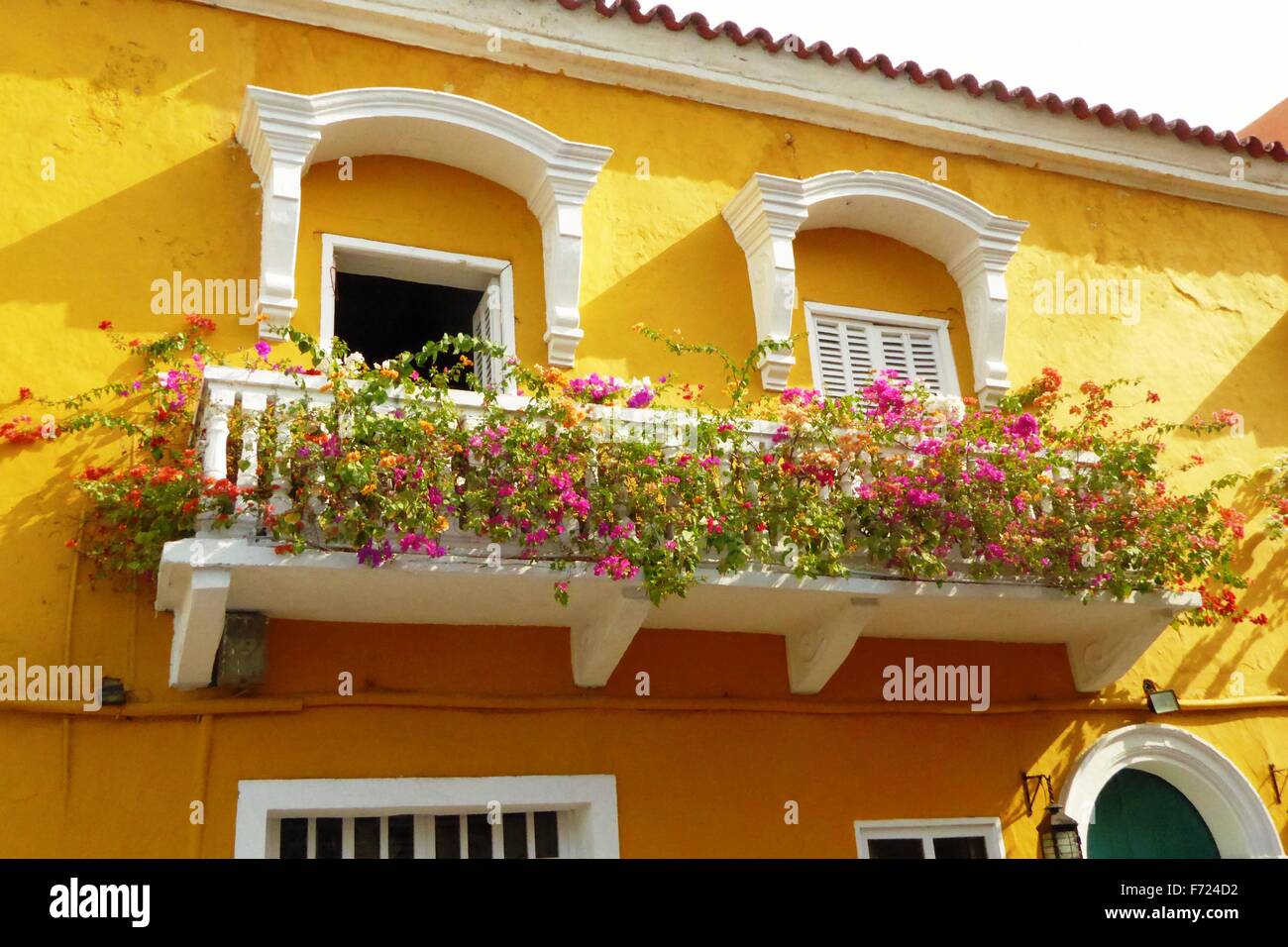 Fenêtre de Cartagena, Colombie, boîtes à fleurs Banque D'Images