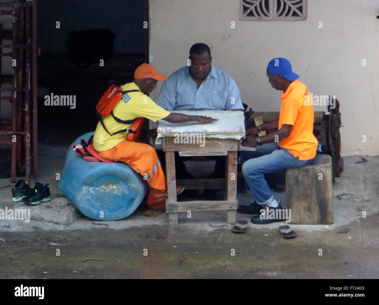 Portrait de dockers au Panama de jouer à un jeu Banque D'Images