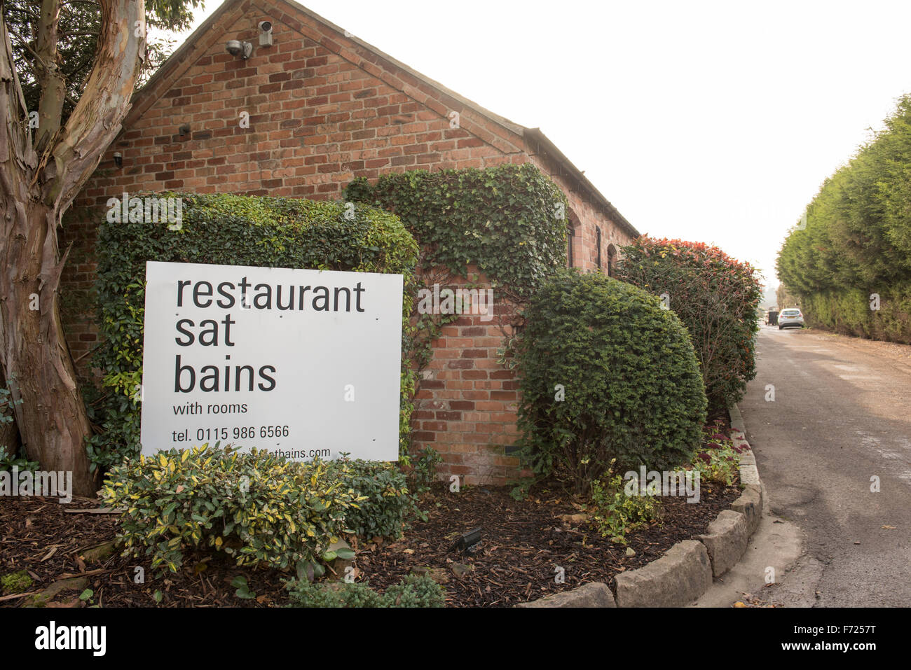 Inscrivez-vous à l'extérieur de la Sat Restaurant étoilé au Michelin, bains dans la banlieue de Nottingham Banque D'Images