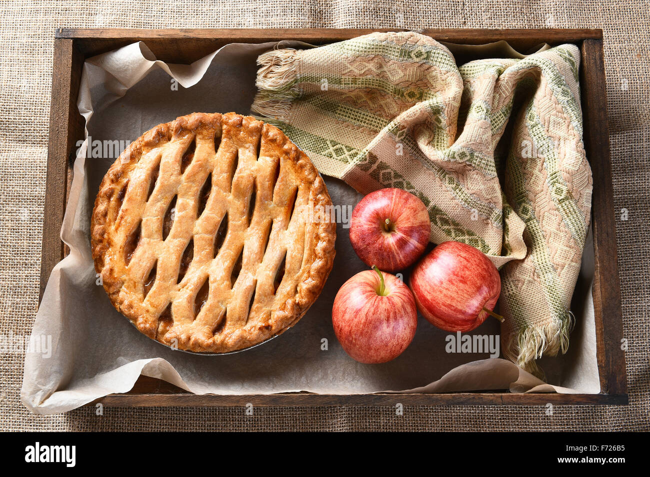 Portrait d'une boulangerie pâtisserie tarte aux pommes et pommes dans une boîte de bois sur la surface de la toile. Banque D'Images