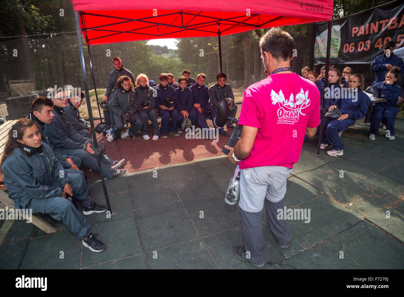 Avant d'un jeu de paintball entre adolescents. Les directions, scolarisation, formateur, tuteur, cours, leçon, band Banque D'Images