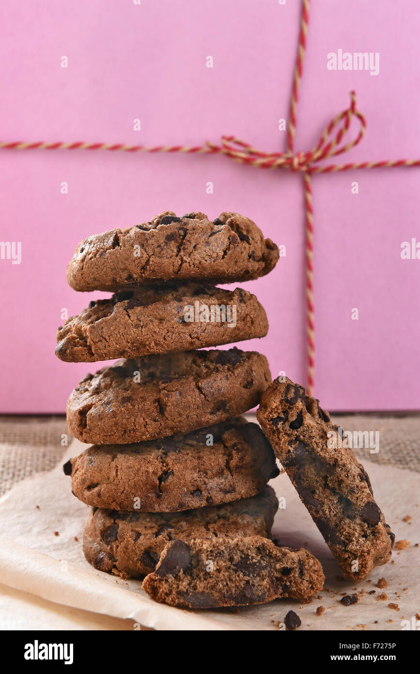 Libre d'une pile de cookies aux pépites de chocolat chocolat en face d'une boulangerie rose fort. Banque D'Images