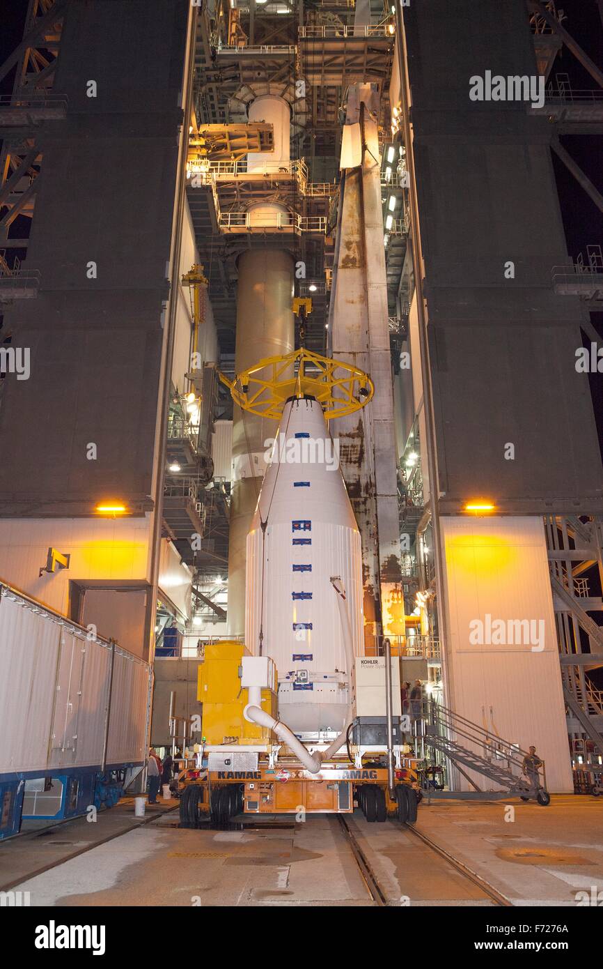 Un Kamag transporteur déplace le vaisseau Cygnus l'intérieur d'un carénage de la charge utile à l'intégration verticale à l'installation complexe de lancement spatial 41 avant de le soulever au-dessus de l'attente l'Alliance Lancement fusée Atlas V au Centre spatial Kennedy le 20 novembre 2015 à Cape Canaveral, en Floride. Le Cygnus transportera 7 300 livres d'expériences, de l'équipement et des fournitures à la Station spatiale internationale. Banque D'Images
