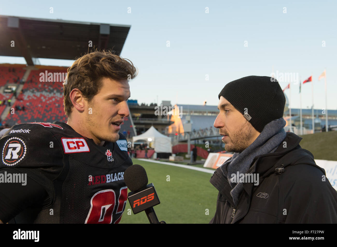 Ottawa, Ontario, Canada. 22 Nov, 2015. Novembre 22nd, 2015.Ottawa RedBlacks receveur Greg Ellingson (82) est interviewé à la suite de la Division de l'Est se rencontreront entre les Tiger Cats de Hamilton et de l'Ottawa RedBlacks à TD Stadium à Ottawa, Ontario, Canada. Les Redblacks défait Hamilton 35-28. © Marc DesRosiers/ZUMA/Alamy Fil Live News Banque D'Images