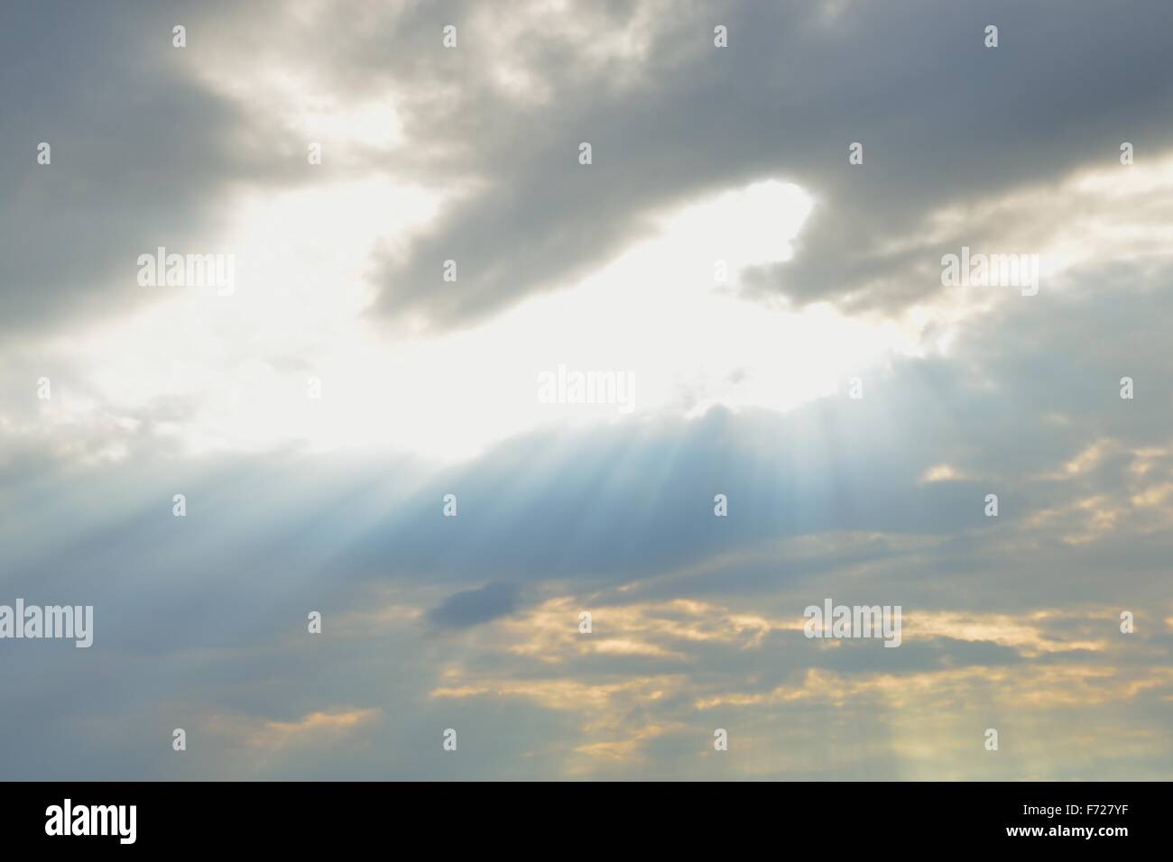 Un ciel nuageux avec des rayons de lumière et des faisceaux de lumière. Banque D'Images