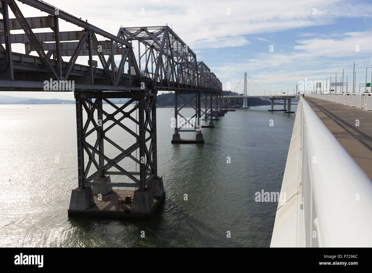 Les nouvelles et les anciennes portées de la San Francisco Oakland Bay Bridge. Banque D'Images