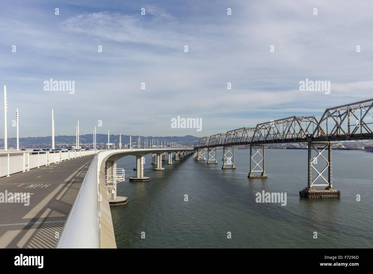 Les nouvelles et les anciennes portées de la San Francisco Oakland Bay Bridge. Banque D'Images