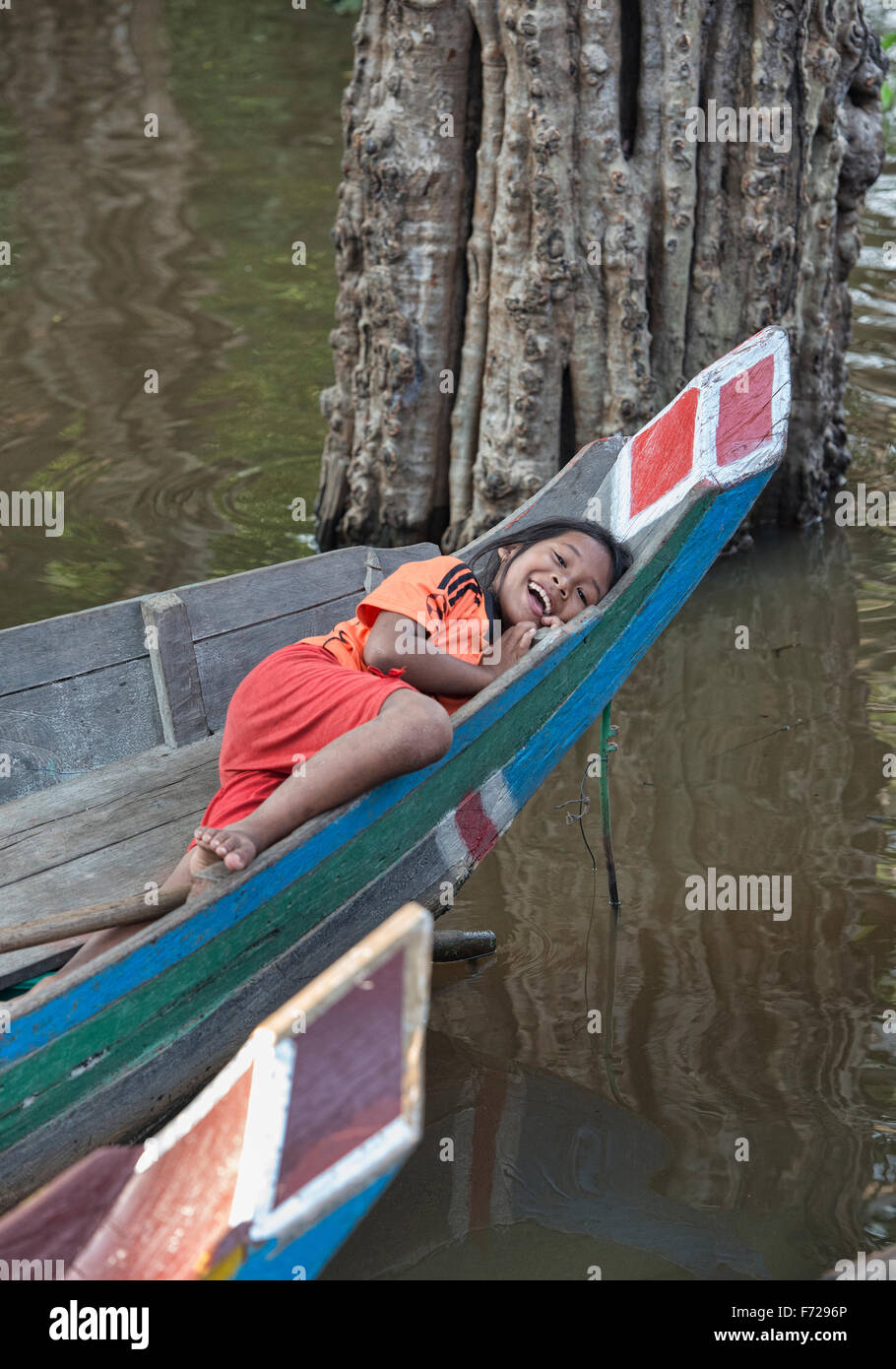 Jeune fille sur un bateau à Kampong Phluk, Siem Reap, Cambodge Banque D'Images