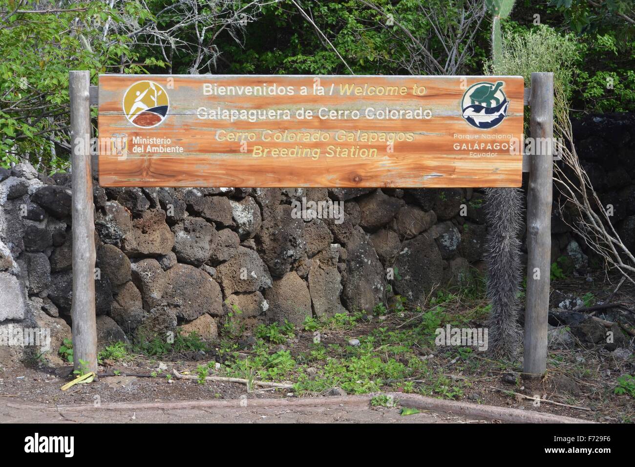 Panneau de bienvenue à la Galapaguera centre d'élevage de tortues géantes, l'Ile San Cristobal, îles Galapagos. Banque D'Images