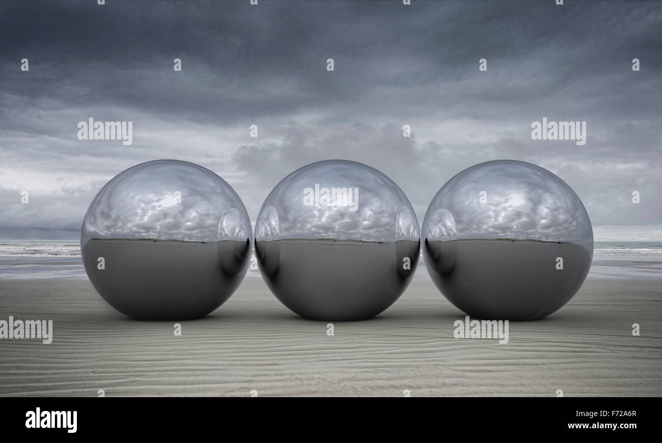 Chrome (réfléchissant) trois boules sur la plage Banque D'Images