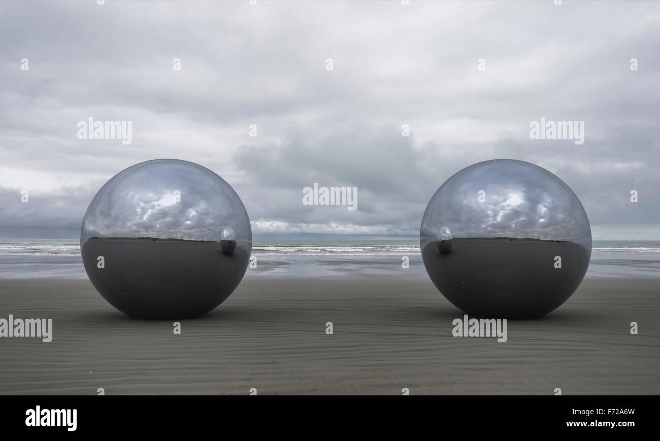 Deux boules réfléchissantes (chrome) sur la plage Banque D'Images
