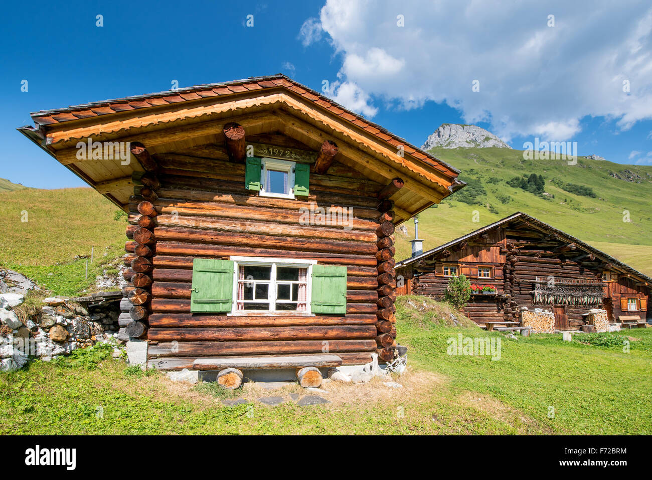 Chalet suisse dans les montagnes des Alpes en Suisse Banque D'Images