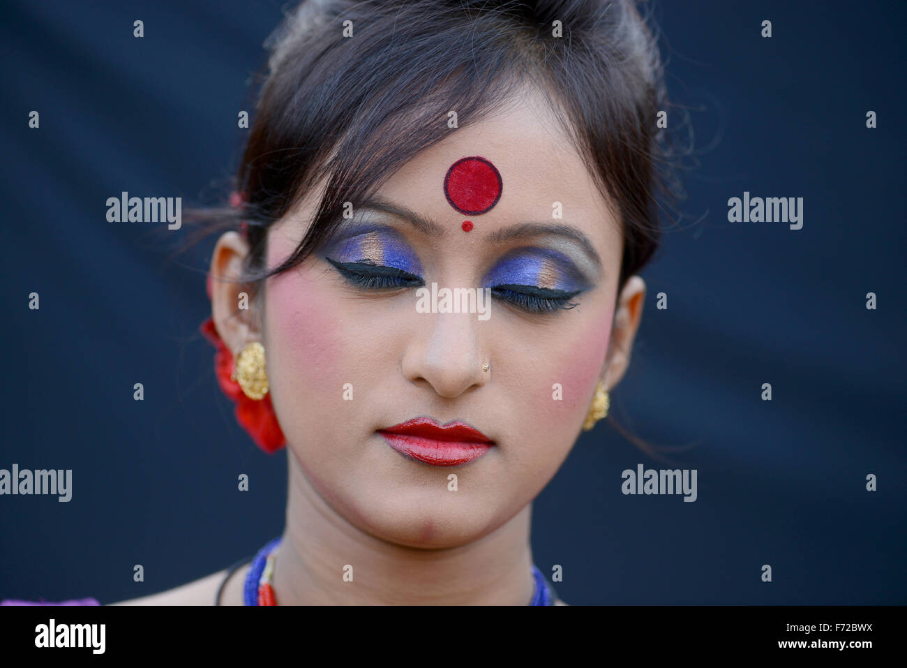 front rouge bindi, femme yeux fermés, inde, asie, m.#786 Banque D'Images