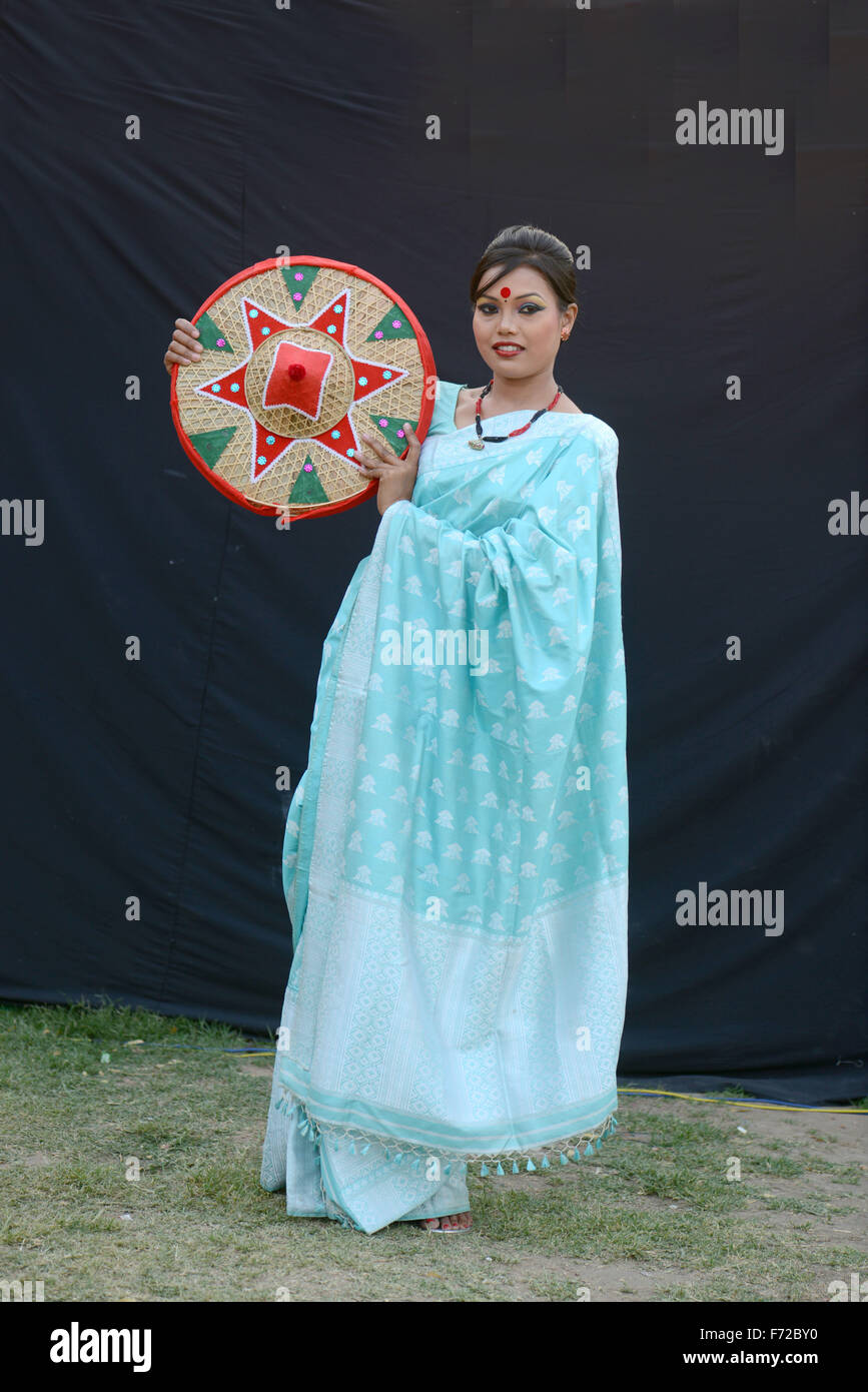 Woman holding jaapi, Assam, Inde, Asie, M.# 786 Banque D'Images