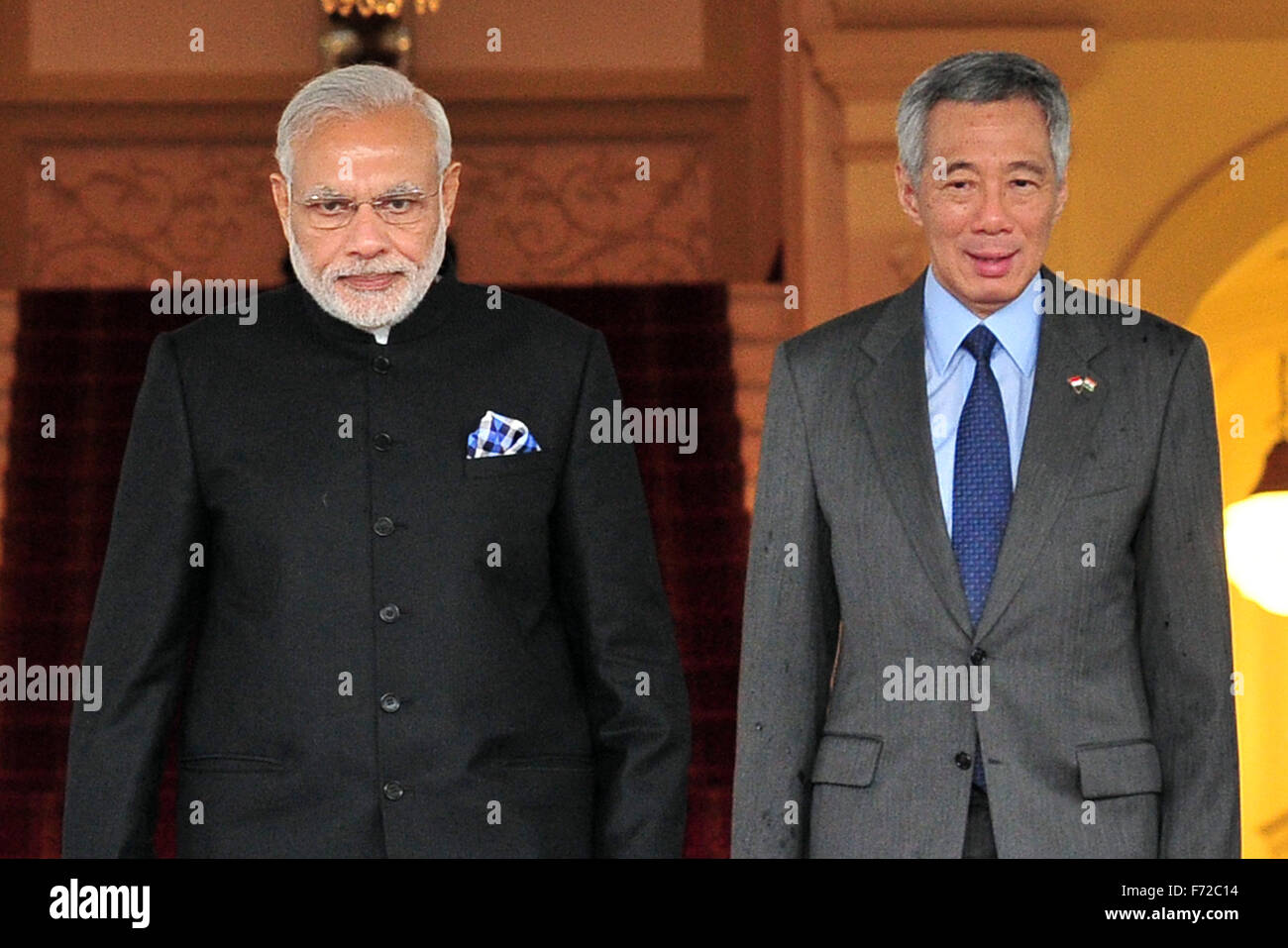 Singapour. 24 Nov, 2015. Le Premier Ministre indien Narendra Modi (L) et le premier ministre de Singapour Lee Hsien Loong, assister à une cérémonie de bienvenue organisée à Singapour en 3151, Novembre 24, 2015. Modi a été sur une visite de deux jours. Credit : Puis Chih Wey/Xinhua/Alamy Live News Banque D'Images