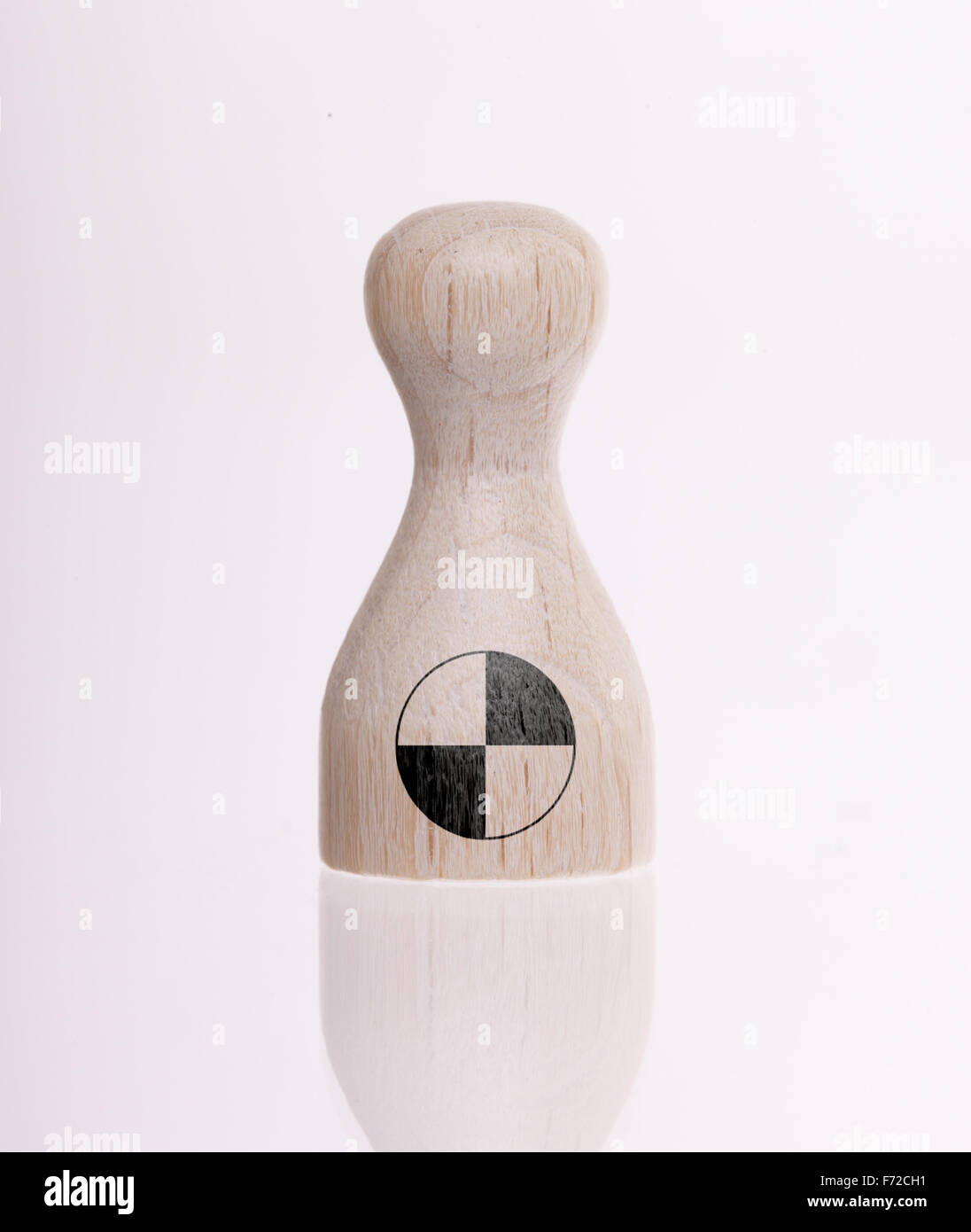 Pion en bois avec une peinture d'un drapeau, crash test dummy Banque D'Images