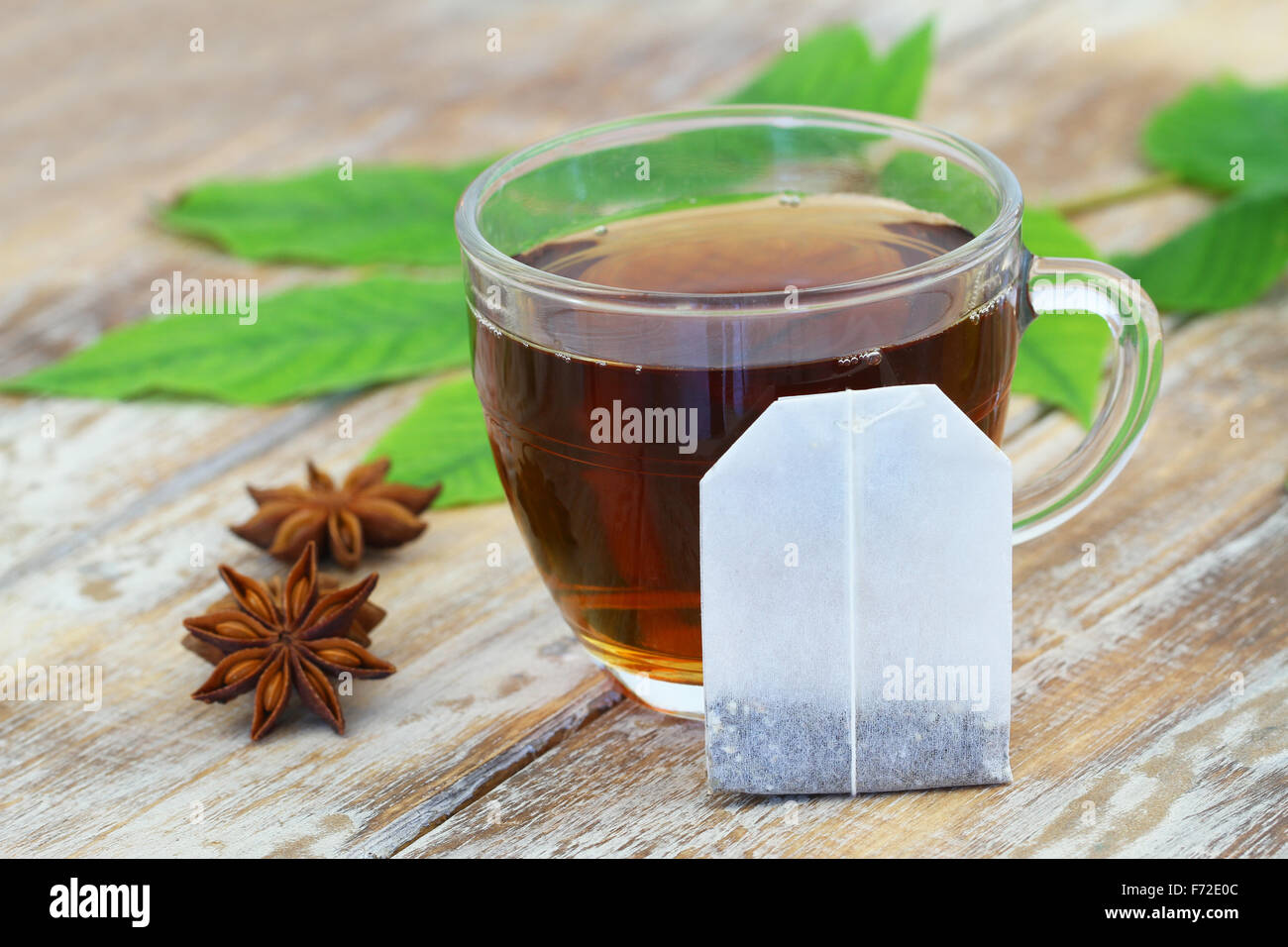 Appuyé contre un sachet de thé tasse de thé et l'anis Banque D'Images